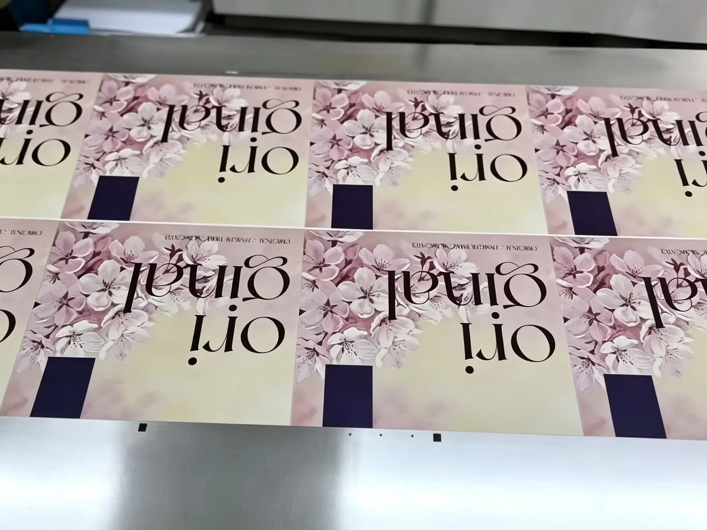 Penggunaan Label Pelekat Diri Perak Terang dalam Label Minuman
